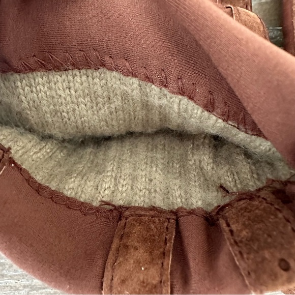 Jockey Isotoner Driving Gloves - Picture 7 of 9